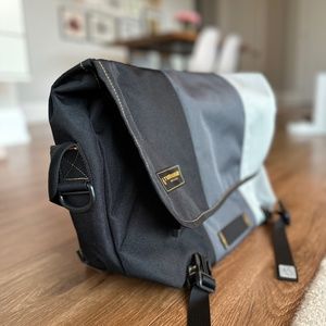 Tikbuk2 Classic Messenger Bag Medium